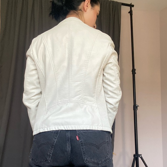 Le Chateau White Faux Leather Bomber Jacket - Picture 2 of 3